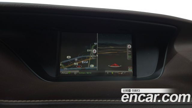 Lexus ES 2017 — photo 32
