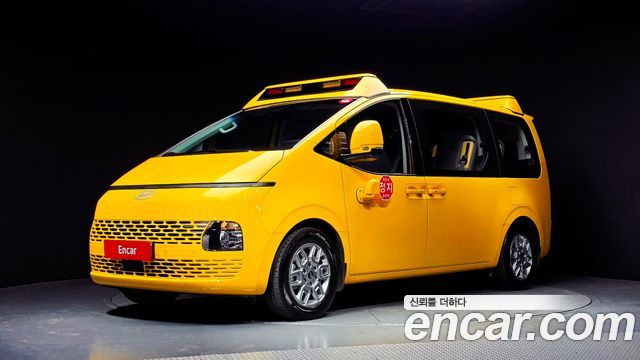 Hyundai Staria 2025 — photo 1