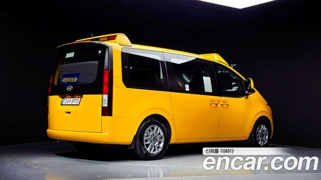 Hyundai Staria 2025 — photo 2