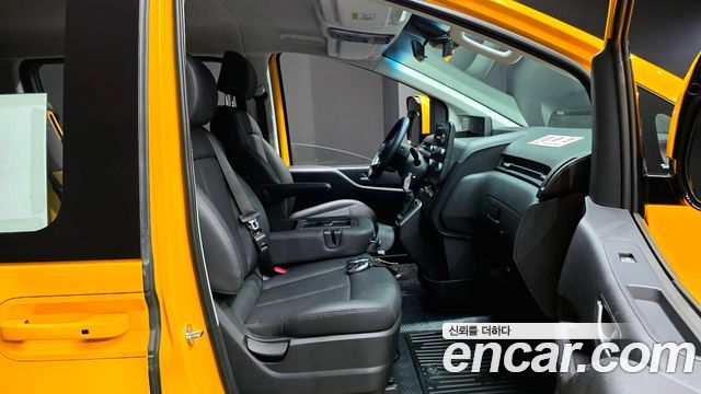 Hyundai Staria 2025 — photo 18