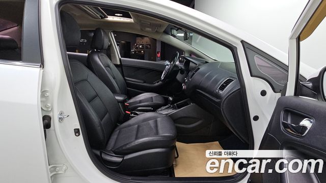 Kia K3 2013 — photo 17