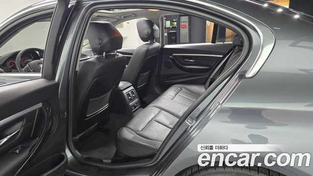 BMW 3-Series 2018 — photo 17