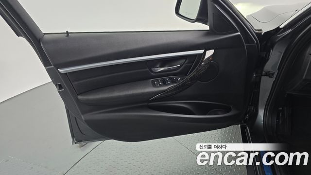 BMW 3-Series 2018 — photo 14