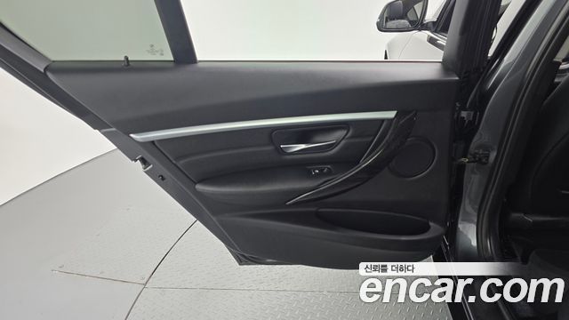 BMW 3-Series 2018 — photo 15