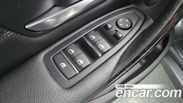 BMW 3-Series 2018 — photo 28