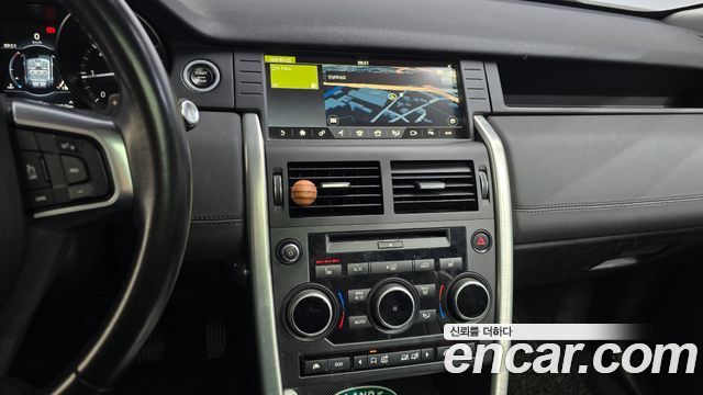 Land Rover Discovery Sport 2017 — photo 12