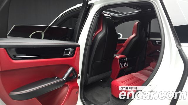 Porsche Cayenne 2021 — photo 16