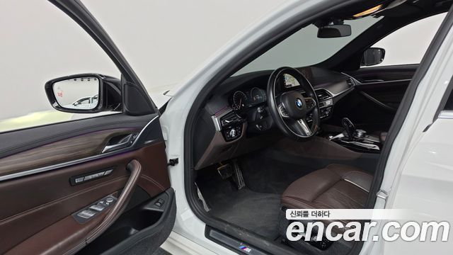 BMW 5-Series 2019 — photo 10