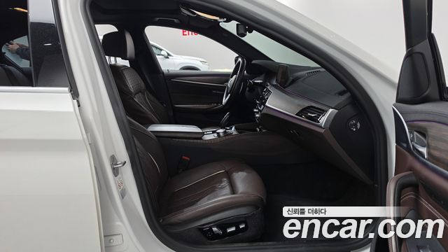 BMW 5-Series 2019 — photo 11