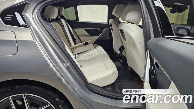BMW 5-Series 2025 — photo 17