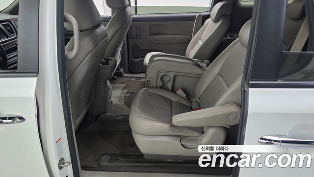 Kia Canival 2016 — photo 12