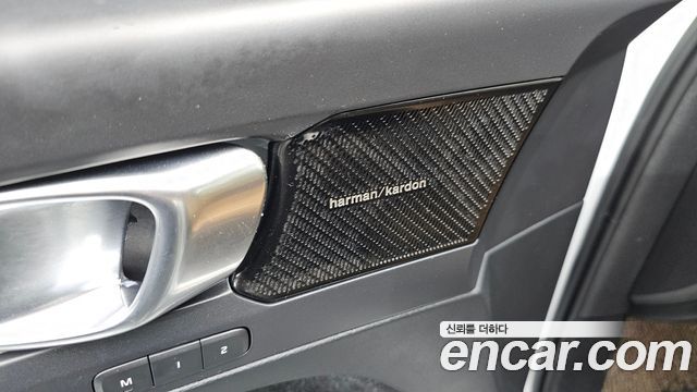 Volvo XC40 2019 — photo 31