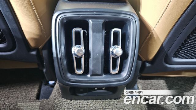 Volvo XC40 2019 — photo 32