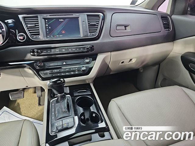 Kia Canival 2015 — photo 9