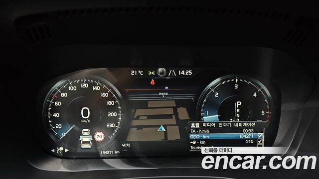 Volvo XC60 2019 — photo 11