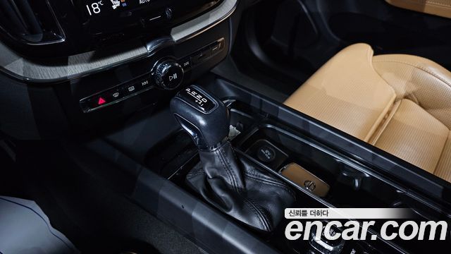 Volvo XC60 2019 — photo 12