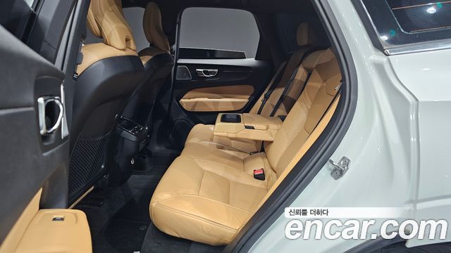 Volvo XC60 2019 — photo 17