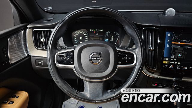 Volvo XC60 2019 — photo 20