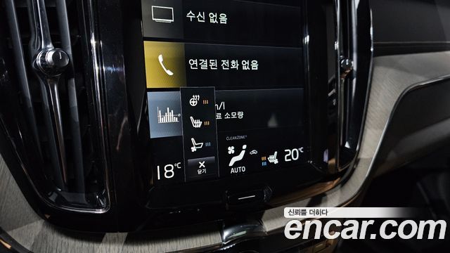 Volvo XC60 2019 — photo 23