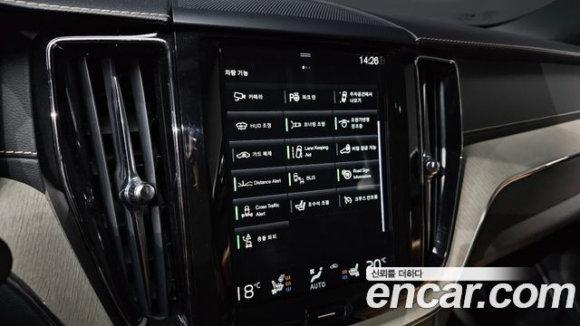 Volvo XC60 2019 — photo 24