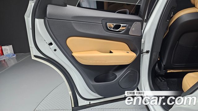 Volvo XC60 2019 — photo 15