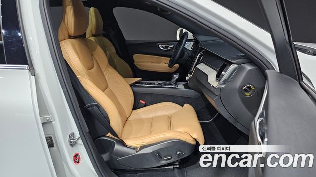 Volvo XC60 2019 — photo 16
