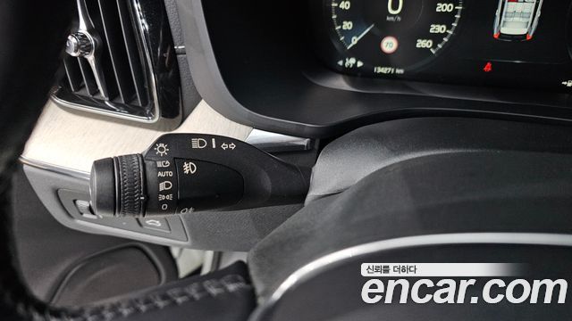 Volvo XC60 2019 — photo 27