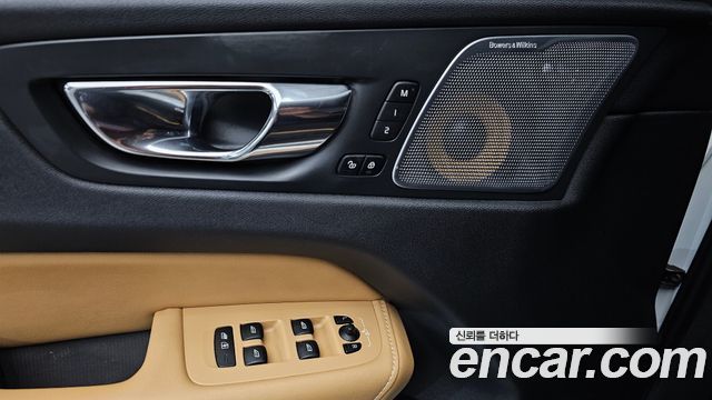 Volvo XC60 2019 — photo 29