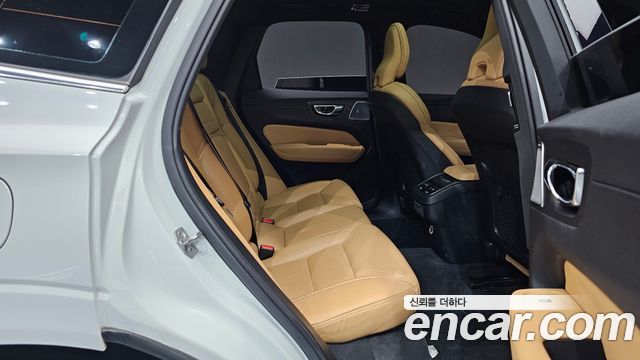 Volvo XC60 2019 — photo 31