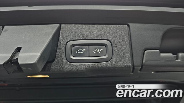 Volvo XC60 2019 — photo 32