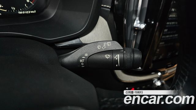 Volvo XC60 2019 — photo 33