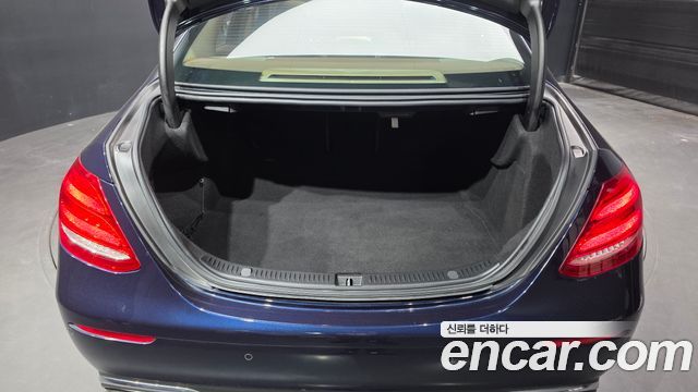 Mercedes-Benz E-Class 2018 — photo 26