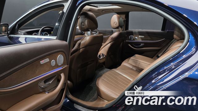Mercedes-Benz E-Class 2018 — photo 16