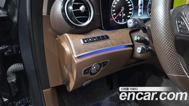 Mercedes-Benz E-Class 2018 — photo 32