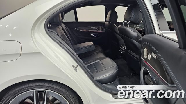 Mercedes-Benz E-Class 2022 — photo 17