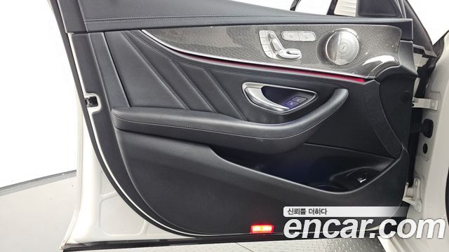 Mercedes-Benz E-Class 2022 — photo 14