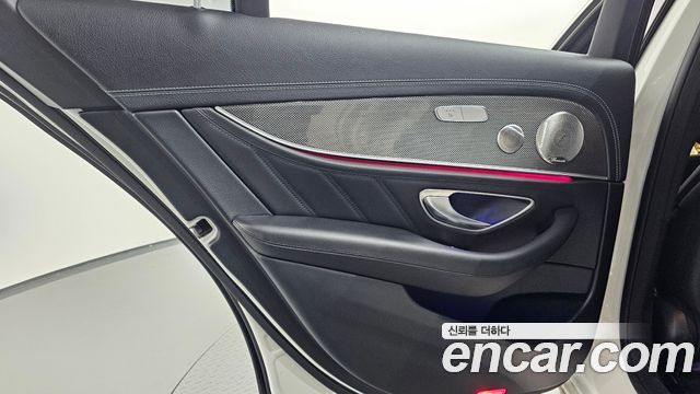 Mercedes-Benz E-Class 2022 — photo 15