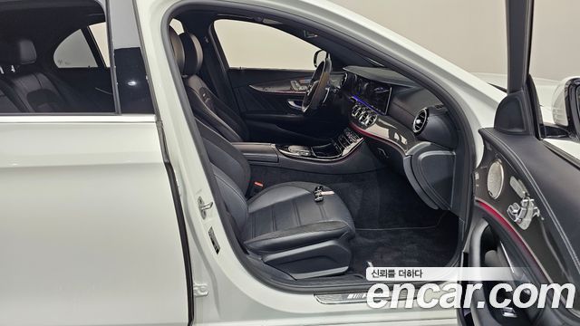Mercedes-Benz E-Class 2022 — photo 16