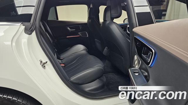 Mercedes-Benz EQE 2023 — photo 17