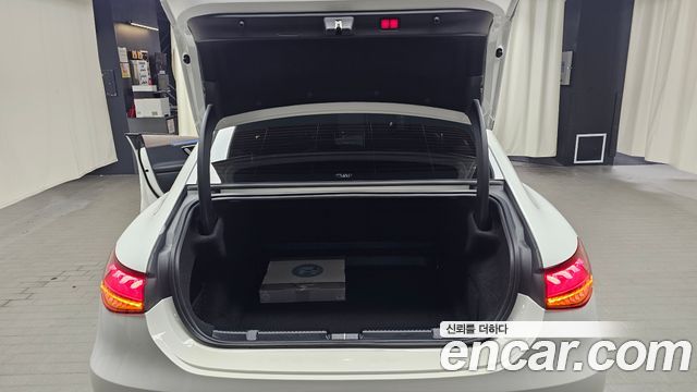 Mercedes-Benz EQE 2023 — photo 25
