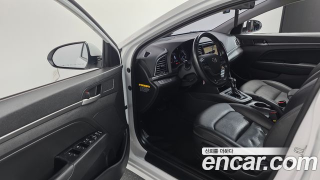 Hyundai AVANTE 2018 — photo 10