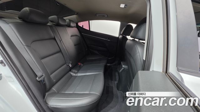 Hyundai AVANTE 2018 — photo 18