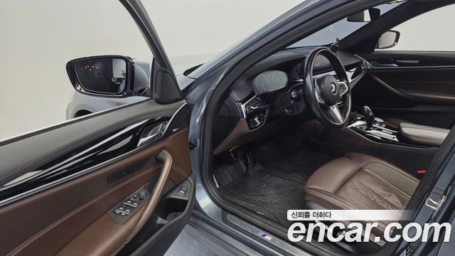 BMW 5-Series 2019 — photo 10