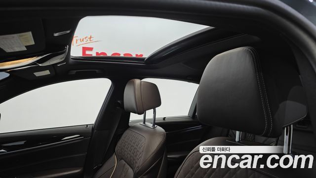BMW 5-Series 2019 — photo 16