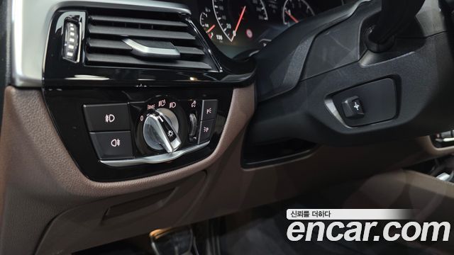 BMW 5-Series 2019 — photo 19