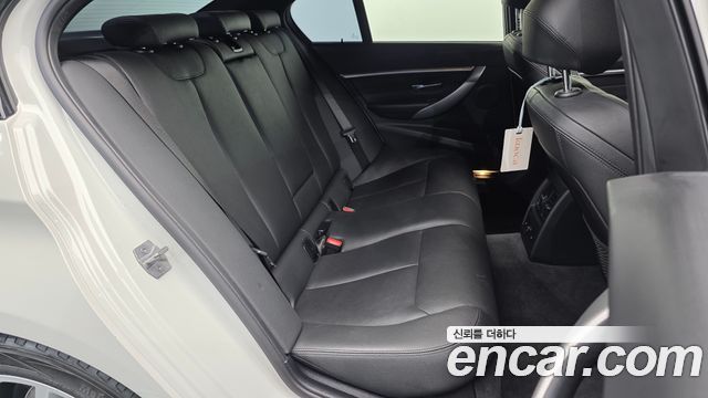 BMW 3-Series 2018 — photo 12
