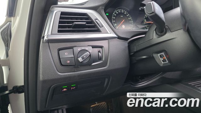 BMW 3-Series 2018 — photo 17