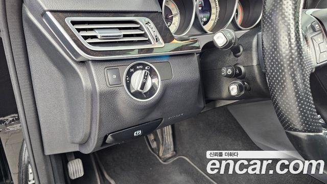 Mercedes-Benz E-Class 2015 — photo 16