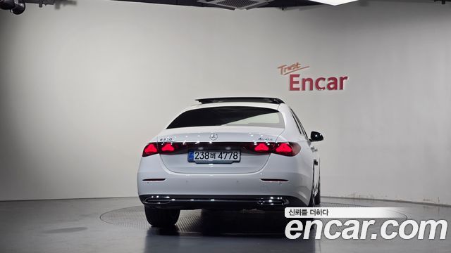 Mercedes-Benz E-Class 2025 — photo 4