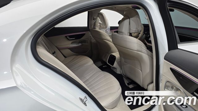 Mercedes-Benz E-Class 2025 — photo 17